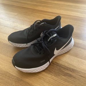Nike revolution black active shoe size 10